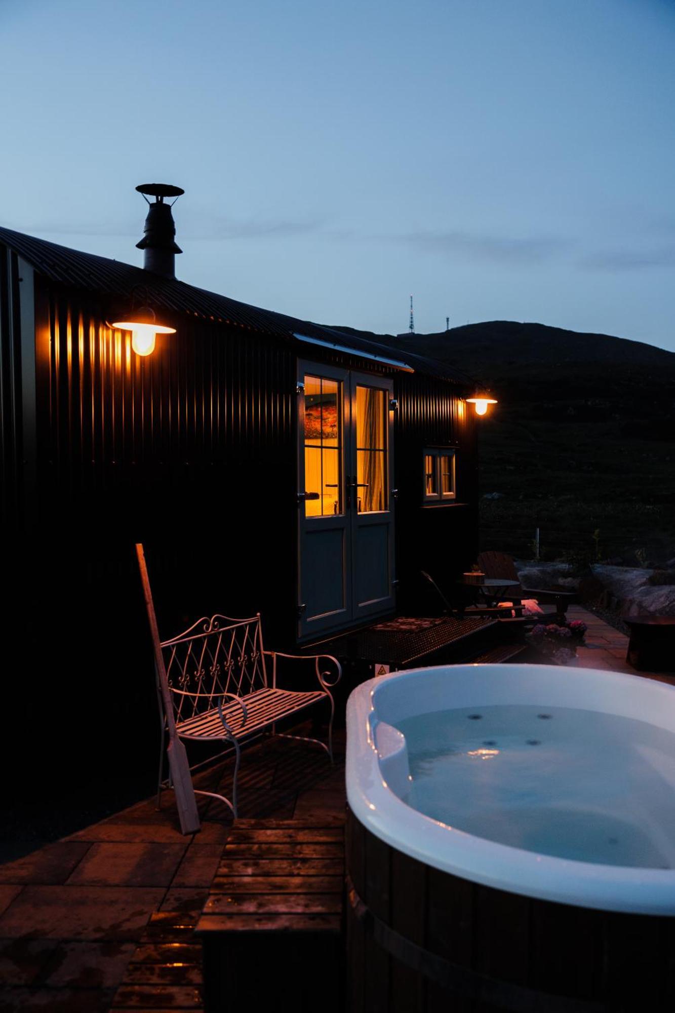Black Hut At Slieve Croob Glamping Ballyward Exterior photo